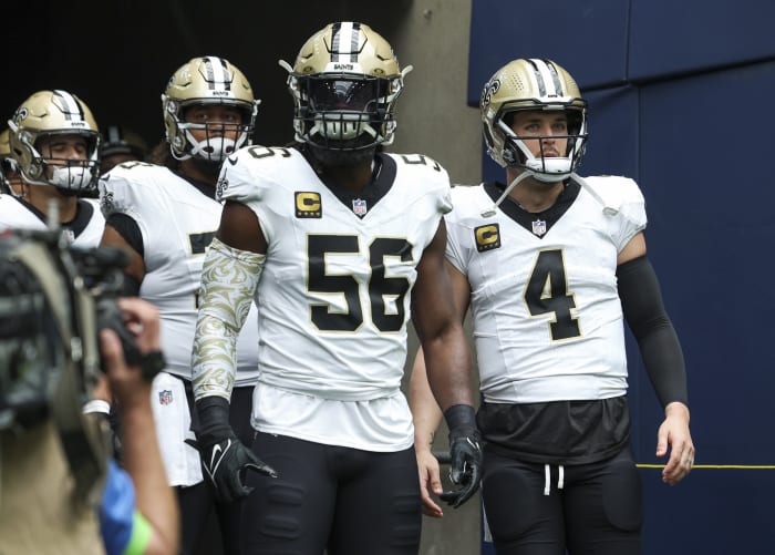 Demario Davis (56) and quarterback Derek Carr (4)